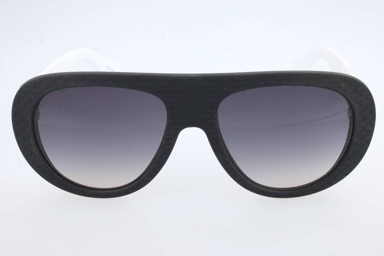 rio m black white